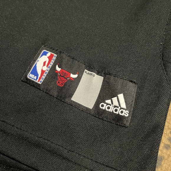 Thrifted vintage authentic Chicago Bulls red and black shooting shirt - Picture 5 of 5